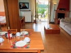 ferienwohnung-torri-del-benaco-mit-pool-Wohnzimmer-0005