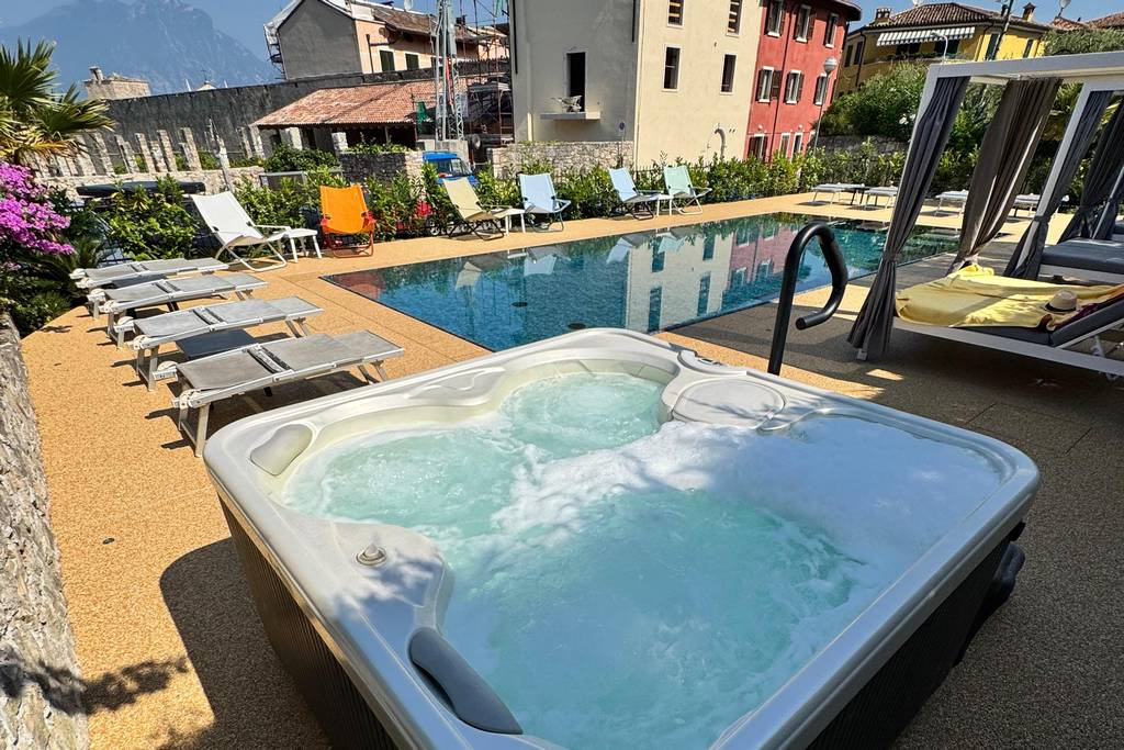 ferienwohnung-torri-del-benaco-mit-pool-23